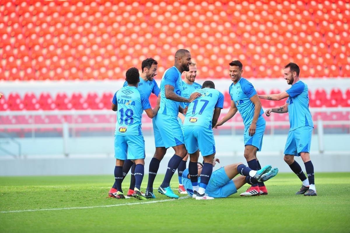 Fotos do treino do Cruzeiro no estdio Libertadores de Amrica, casa do Independiente, em Avellaneda. Time celeste fechou preparao para o jogo contra o Racing, s 21h30 desta tera-feira, no El Cilindro, pela primeira rodada do Grupo 5 da Copa Libertadores (Ramon Lisboa/EM D.A Press)