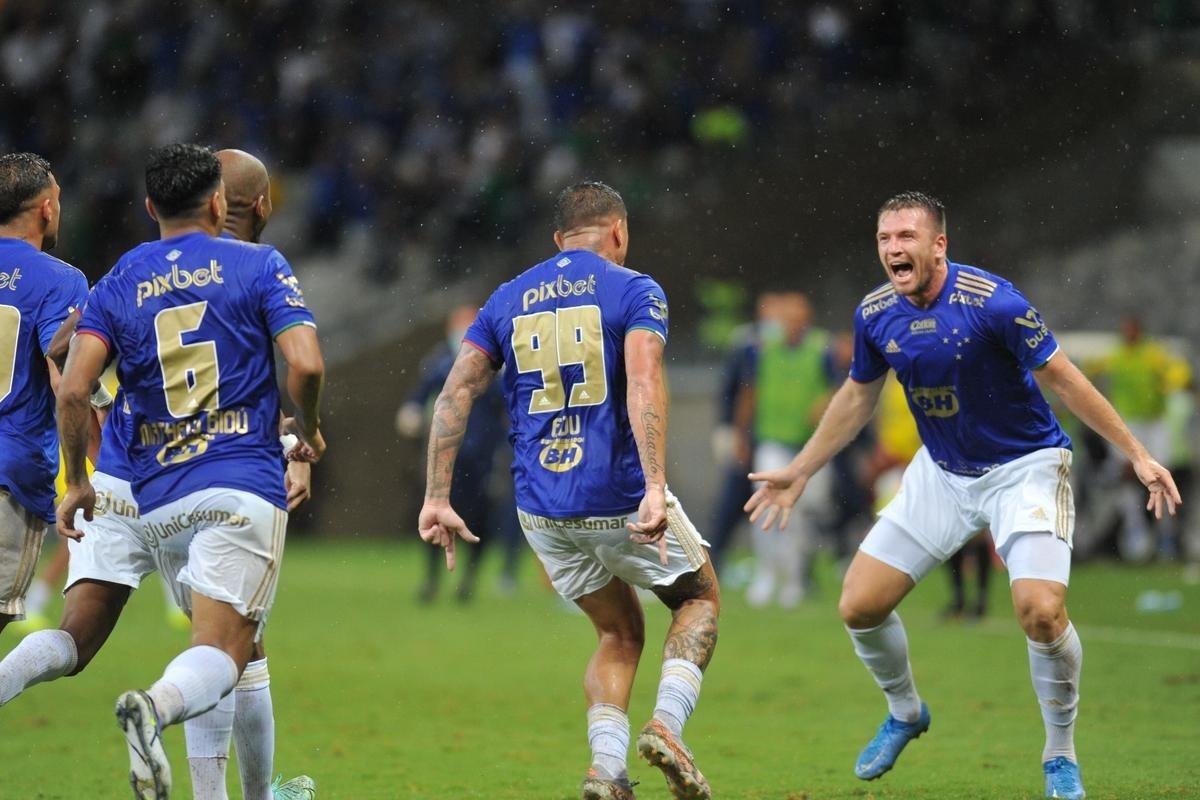 Edu marcou o gol da vitria do Cruzeiro sobre o Democrata-GV no ltimo minuto e mostrou novamente poder de deciso