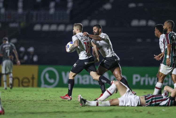 Sasha empatou para o Atltico diante do Fluminense em So Janurio