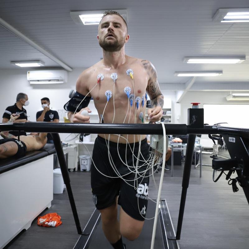 Nesta tera-feira (18), o Atltico realizou o segundo dia de trabalhos na pr-temporada 2022. Novamente com trabalhos fsicos, os atletas fizeram atividades na academia e tambm de corrida nos campos da Cidade do Galo, em Vespasiano. Ausncia, o atacante Jefferson Savarino busca solucionar burocracias para retornar da Venezuela e se juntar ao grupo alvinegro.