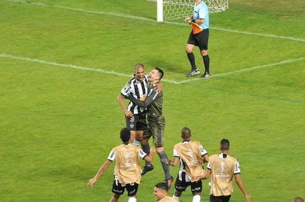 Depois de vitria do Atltico por 1 a 0 no tempo normal, Victor pegou trs pnaltis do Unin La Calera e levou o time alvinegro s oitavas de final da Sul-Americana