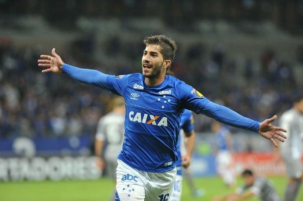 Aos dez minutos, Lucas Silva fez jogada individual e marcou o 2 gol do Cruzeiro em chute de fora da rea