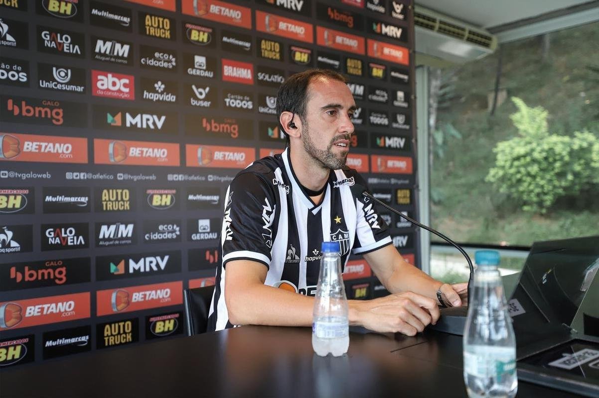 Nesta sexta-feira (21), o experiente zagueiro uruguaio Diego Godn, de 35 anos, foi oficialmente apresentado como reforo do Atltico para 2022. Na Cidade do Galo, em Vespasiano, o atleta concedeu entrevista coletiva para jornalistas e projetou mais um ano vitorioso para o clube mineiro.