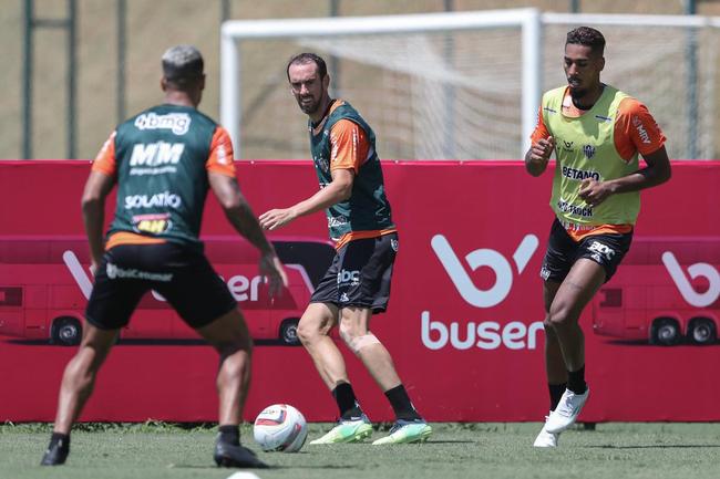 Com seriedade, mas tambm descontrao, o Atltico treinou sob sol forte na manh desta sexta-feira (21), na Cidade do Galo, em Vespasiano. Este foi o quinto dia de pr-temporada para o clube mineiro em 2022, sob o comando do tcnico argentino Antonio 'El Turco' Mohamed. Novas baixas, o volante Allan e o atacante Keno testaram positivo para COVID-19 e no participaram das atividades (ambos cumprem perodo de sete dias de isolamento social).