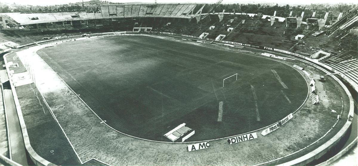 O Arruda então começou a receber a ampliação também para o anel superior. No registro de 1982, é possível observar o surgimento das primeiras colunas e lances de escadas.