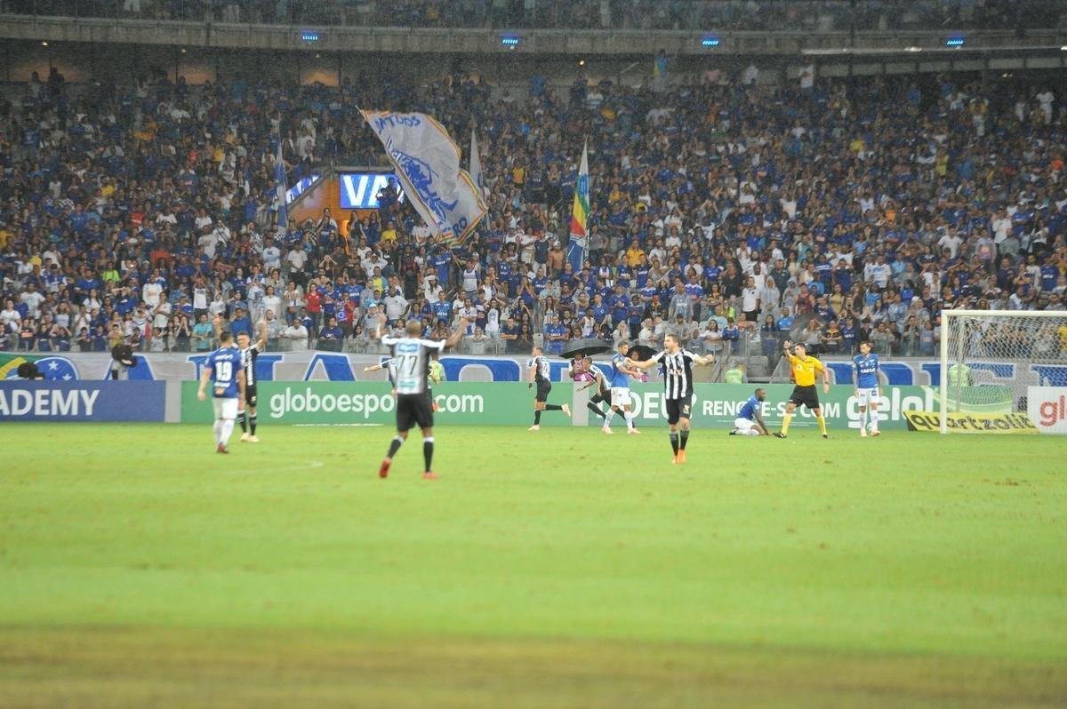 Fotos de Cruzeiro x Cear, no Mineiro, em jogo atrasado da 27 rodada do Brasileiro