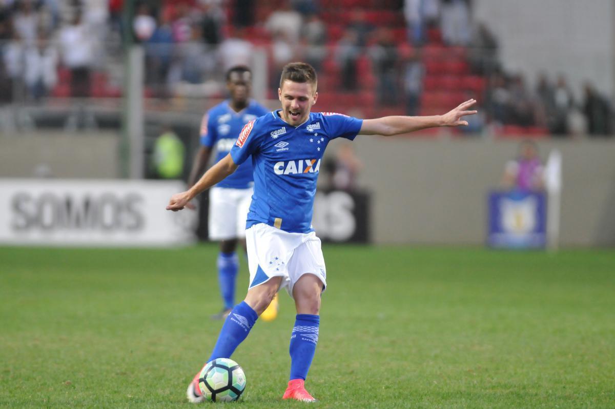 Ezequiel foi bicampeo da Copa do Brasil pelo Cruzeiro, em 2017 e 2018, e campeo mineiro de 2018