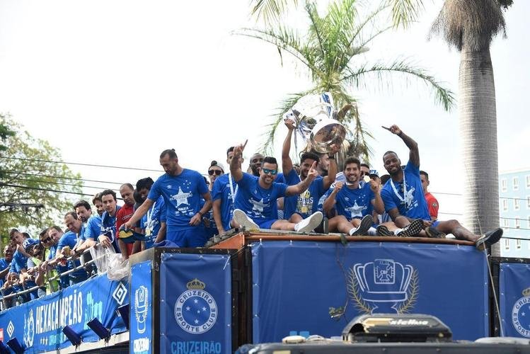 De Confins, jogadores do Cruzeiro hexacampees da Copa do Brasil saram em carro aberto pelas ruas de Belo Horizonte. No Centro da capital, milhares de pessoas aguardavam os jogadores para a festa.