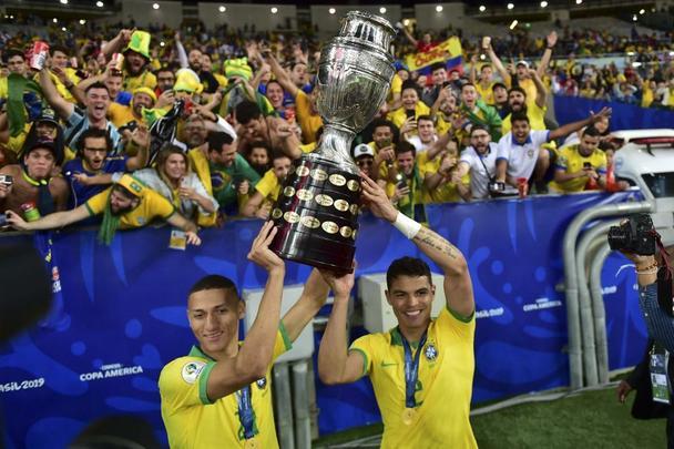 Seleção Brasileira derrota Peru por 3 a 1, conquista Copa América e ergue a taça no Maracanã; veja as fotos da festa do Brasil