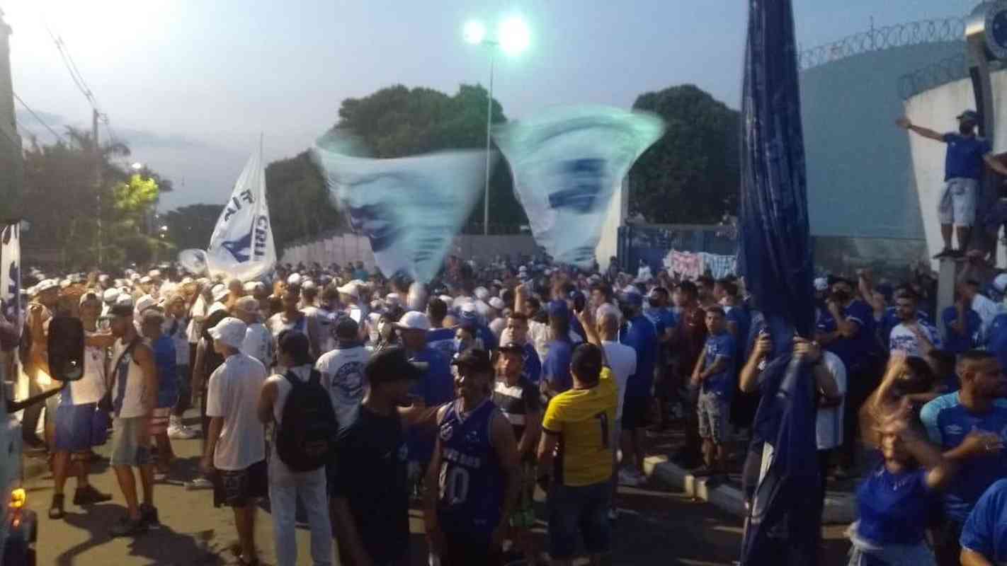 Torcedores do Cruzeiro cobram renúncia de Sérgio Rodrigues