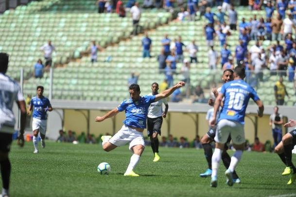 Lances da partida entre Cruzeiro e Grmio, no Independncia, pela 18 rodada do Campeonato Brasileiro