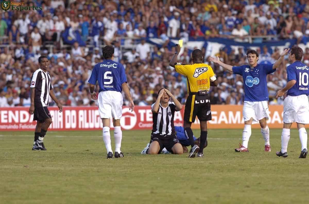 A diferena em relao  deciso do ano anterior era que a vantagem agora era do Galo. Mas a Raposa, ainda sob o comando de Adlson Batista, repetiu o placar do jogo de ida de 2008. O primeiro tempo teve apenas um gol, marcado por Klber j aos 39min. Na etapa final, Leonardo Silva e Jonathan, duas vezes cada, fizeram o time celeste repetir a maior goleada na histria dos clssicos no Gigante da Pampulha.