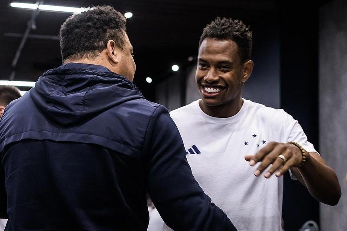 Ronaldo conheceu tcnico Pepa e cumprimentou jogadores do Cruzeiro na vspera do jogo contra o Corinthians, em So Paulo, pelo Campeonato Brasileiro 