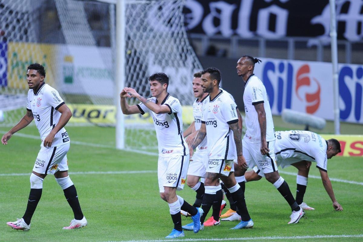Araos marcou o segundo gol do Corinthians no Mineiro (Alexandre Guzanshe / EM DA PRESS)