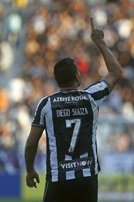 Fotos da vitória do Botafogo sobre o Atlético, por 2 a 1, no Engenhão, pela 18ª rodada do Brasileiro