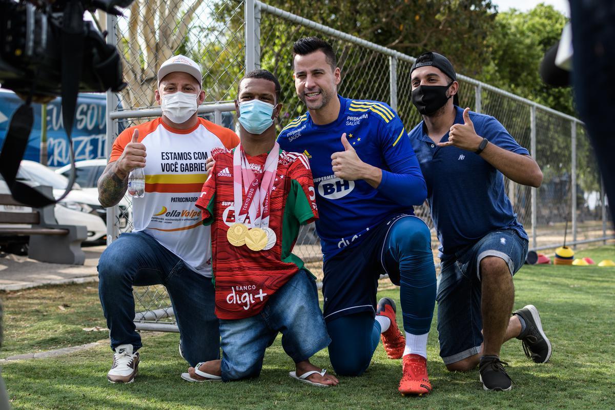 O campeo Gabriel Arajo foi  Toca da Raposa II acompanhar o treino do seu time de corao 