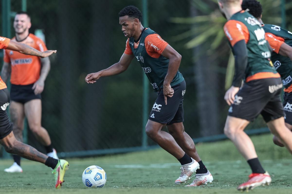 Com Guilherme Arana de volta, Cuca comanda atividade na Cidade do Galo