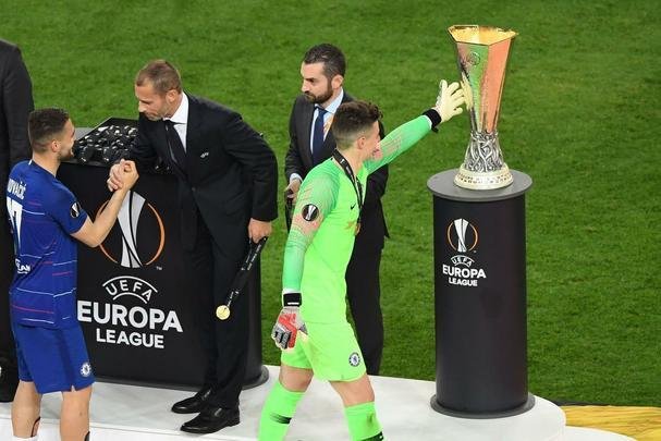 Com direito a um show de Hazard no segundo tempo, quando o craque belga marcou dois gols e ainda deu assistncia para Pedro balanar as redes, o Chelsea goleou o Arsenal por 4 a 1, nesta quarta-feira, no estdio Olmpico de Baku, no Azerbaijo, e conquistou o seu segundo ttulo da Liga Europa