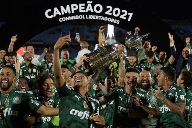 Palmeiras (18 jogos entre 2021 e 2022) - Atual bicampeo da Libertadores, o Palmeiras tem quebrado recordes na competio nos ltimos anos. Agora, o time comandado pelo tcnico Abel Ferreira igualou o Atltico como o dono da maior srie invicta no torneio. Entre 2021 e 2022, a equipe alviverde soma 18 partidas seguidas sem perder, com 13 vitrias, cinco empates e o ttulo sobre o Flamengo em Montevidu. O ltimo revs do Palmeiras na Libertadores foi para o Defensa y Justicia, por 4 a 3, ainda na fase de grupos da ltima edio. E o recorde foi alcanado justamente com um empate com o Atltico (e a vitria nos pnaltis).