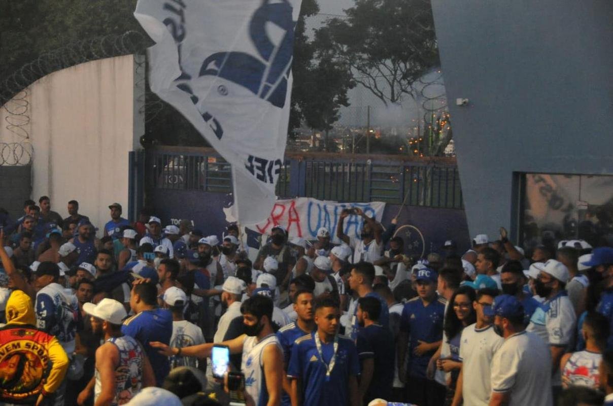 Torcedores do Cruzeiro cobram renncia de Srgio Rodrigues