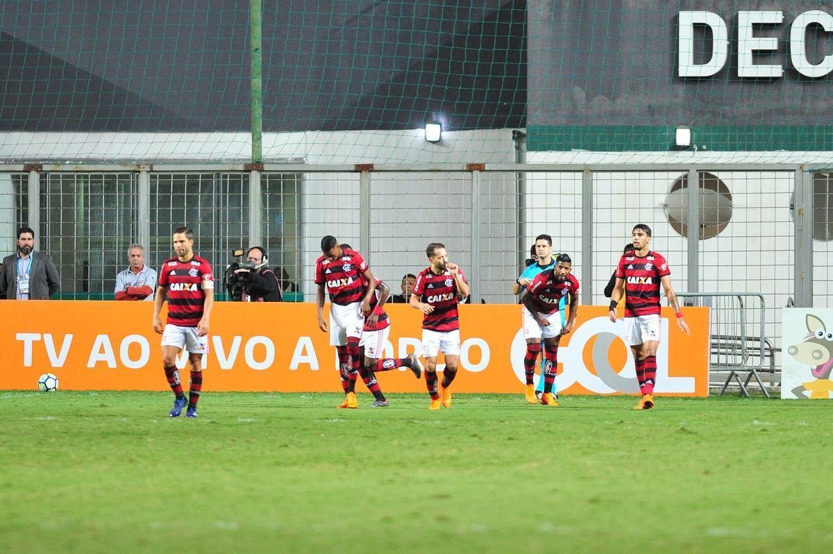 Galo pressionou no segundo tempo, mas levou gol em contragolpe: verton Ribeiro fez aps passe de Vincius Jnior: 1 a 0 Flamengo