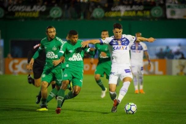 Cruzeiro perde para Chapecoense em jogo que teve atraso por causa de pane em refletores