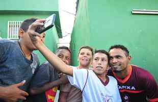 Torcedores do Boa Esporte foram na tarde desta tera-feira ao Estdio Municipal Rubro Negro para tirar selfies com o goleiro Bruno. Jogador realizou teste fsicos no local