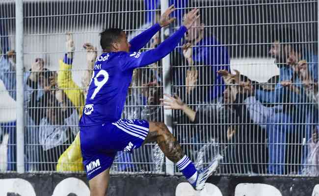 Edu marcou um dos gols do Cruzeiro na vitria por 4 a 1 sobre a Ponte