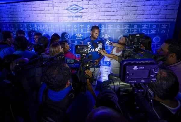 Imagens do lançamento do novo uniforme do Cruzeiro. Evento foi realizado na noite desta quinta-feira (12/05), na esplanada do Mineirão