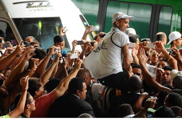 Diego Tardelli nos braos da torcida do Atltico, na chegada a Confins.
Atacante assinar contrato de quatro anos com o clube