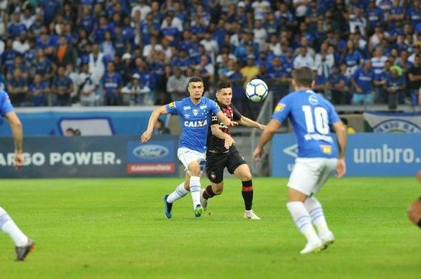 Lances do primeiro tempo da partida entre Cruzeiro e Atltico-PR, no Mineiro, pelas oitavas de final da Copa do Brasil