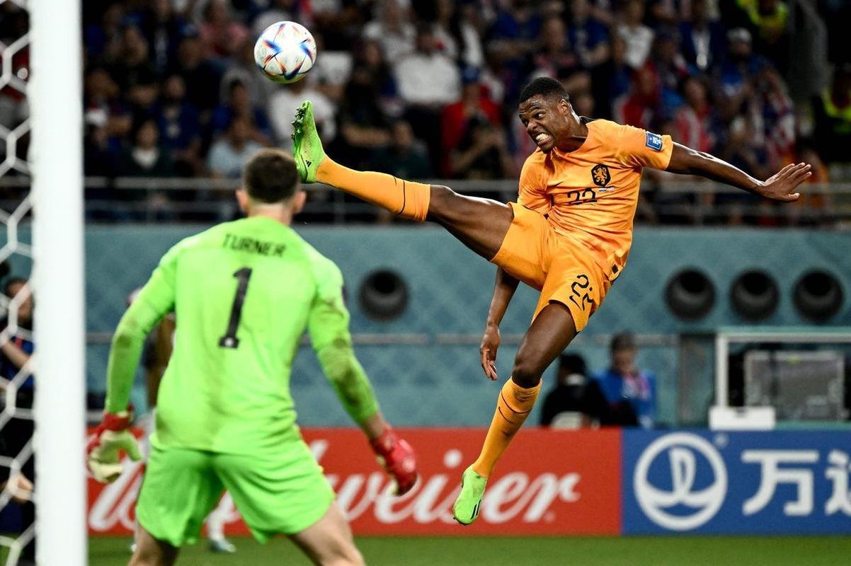 Lances do jogo entre Holanda e Estados Unidos pelas oitavas de final da Copa do Mundo.