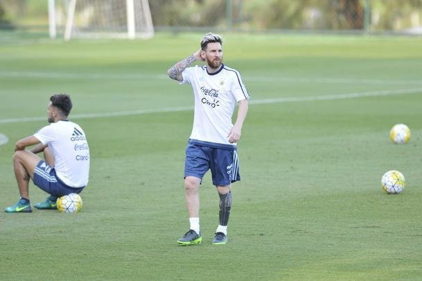 Seleo Argentina treinou nesta tera na Cidade do Galo com Lionel Messi. O craque cobrou faltas, afiou a pontaria e, em seguida, deixou a atividade mais cedo para se poupar. Na parte final, o tcnico Bauza orientou um trabalho em campo reduzido