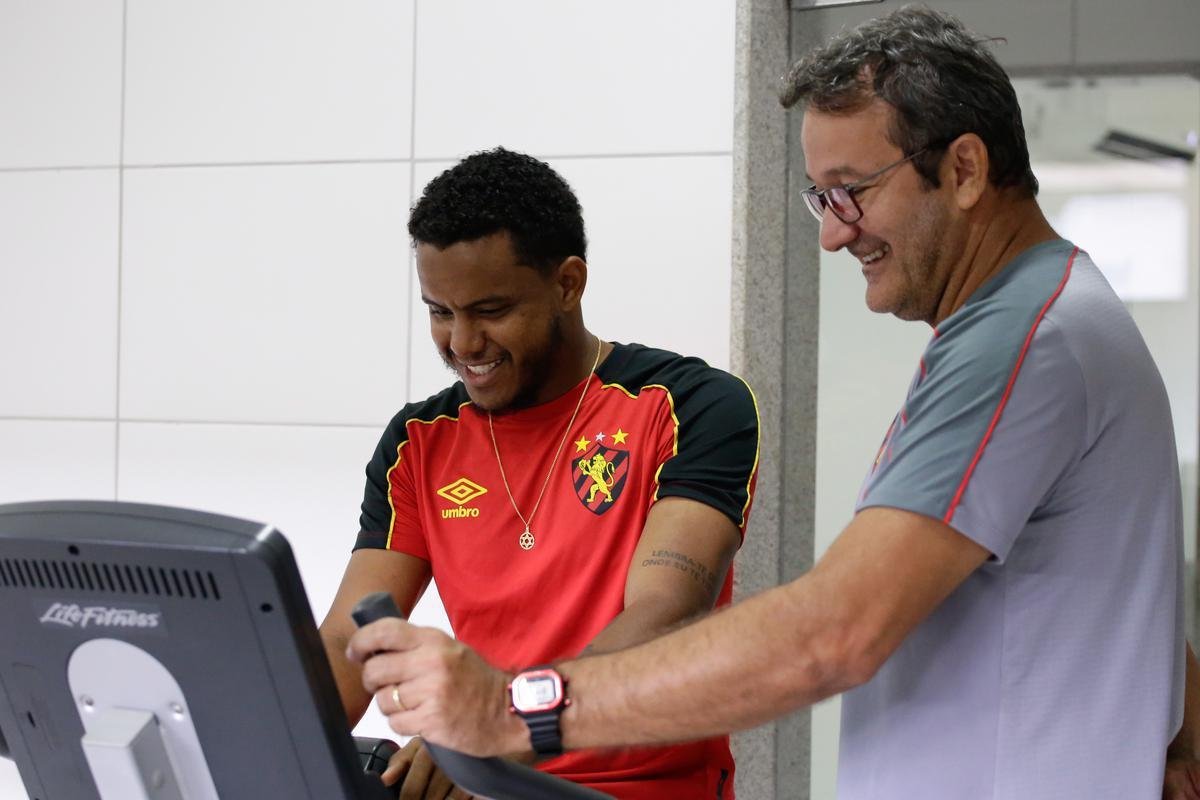 Rithely teve uma manhã agitada no CT do Sport. Ainda sem treinar, o jogador esteve nas instalações do clube para realizar exames fisiológicos junto ao preparador do clube, Inaldo Freire. Depois, apareceu no campo para cumprimentar os companheiros e assistir a movimentação comandada pelo técnico Guto Ferreira. Por fim, concedeu entrevista coletiva, onde abordou o retorno ao clube - confira na íntegra acessando o nosso site