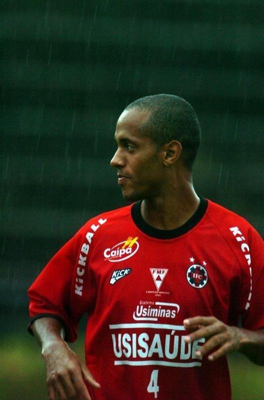 Leandro Salino (Tupynambs) - o meio-campo, de 33 anos, comeou a carreira profissional no Amrica. Passou pelo Cruzeiro, antes de chegar ao Ipatinga, clube que mais brilhou. Foi campeo mineiro em 2005, com o time do Vale do Ao. Jogou no Flamengo, em 2007. Passou por Nacional e Braga, de Portugal, e Olympiakos, da Grcia. 