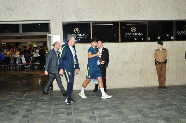 Jogadores da Seleo Brasileira deixaram o hotel rumo ao Mineiro e receberam apoio caloroso da torcida mineira para encarar a Argentina pela semifinal da Copa Amrica
