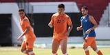 Jogadores do Santa Cruz treinaram no est�dio do Arruda, j� apresentando trabalhos com bola no gramado, sob a supervis�o do t�cnico Itamar Sch�lle. Todos os atletas e os membros da comiss�o t�cnica seguem submetidos �s medidas de afastamento social.