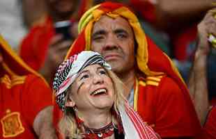 Japoneses e espanhis na partida pelo Grupo E da Copa do Mundo, no Estdio Internacional Khalifa, em Doga