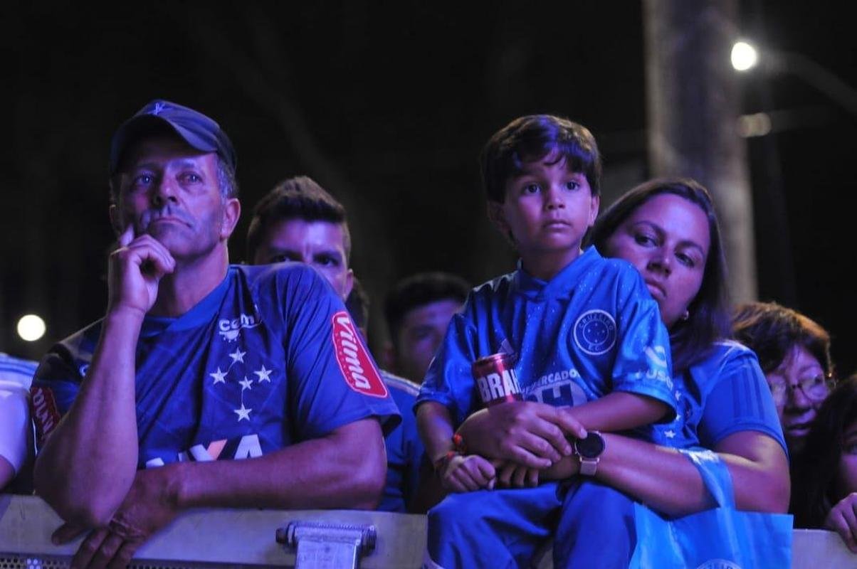 Nonato e Leandro, ex-laterais do clube, durante papo com o pblico de Conselheiro Lafaiete na Caravana do Cruzeiro