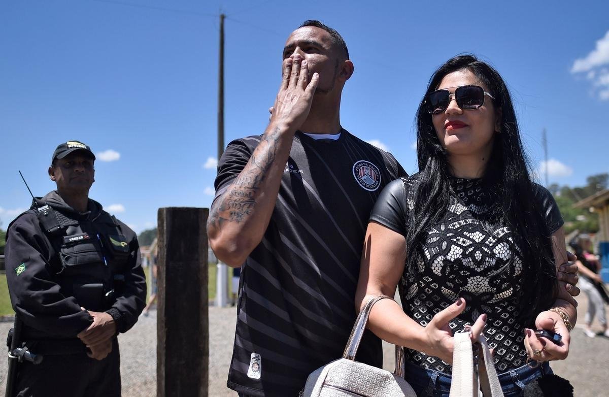 Goleiro Bruno foi apresentado neste sbado pelo Poos de Caldas