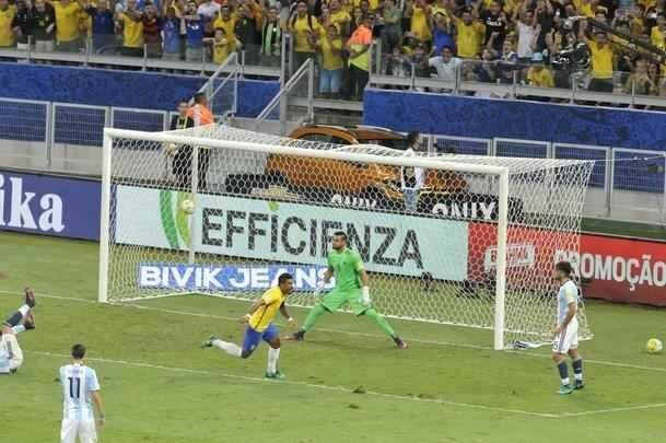 Paulinho marcou o terceiro do Brasil sobre a Argentina no Mineiro