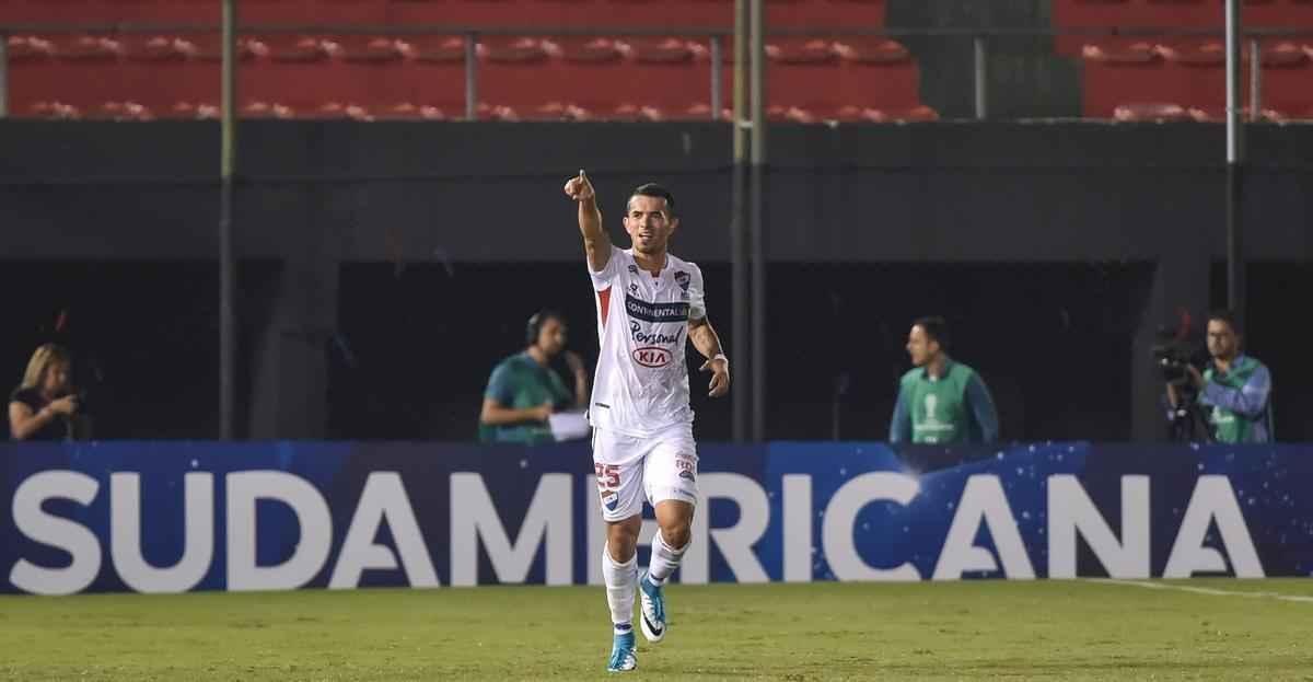 Imagens da partida entre Nacional e Cruzeiro, pela primeira fase da Copa Sul-Americana