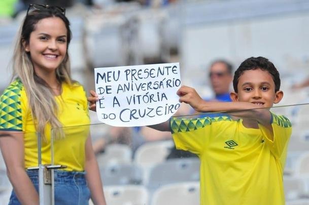 Fotos da torcida do Cruzeiro no clássico contra o Atlético, no Mineirão, pela 32ª rodada do Campeonato Brasileiro 2019