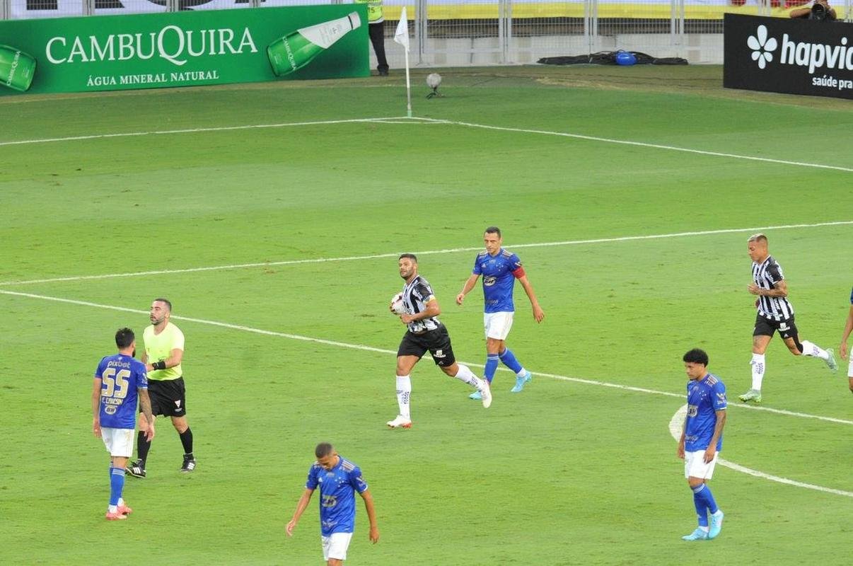 Hulk marcou o gol de empate do Atltico em cobrana de pnalti. Cruzeirenses reclamaram muito da marcao