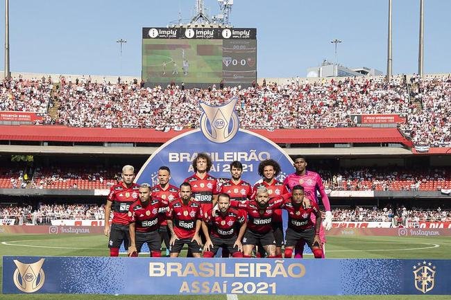Flamengo massacrou So Paulo em pleno Morumbi e mantm sonho de conquistar o Campeonato Brasileiro, apesar de grande vantagem do Atltico