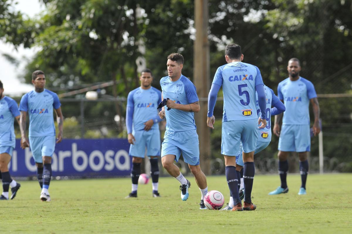 Mano Menezes montou Cruzeiro que deve encarar o Villa Nova no sbado e promoveu trs mudanas em relao ao ltimo jogo: Murilo entrou na vaga de Leo, Egdio no lugar de Marcelo Hermes e Robinho deu lugar a Ariel Cabral