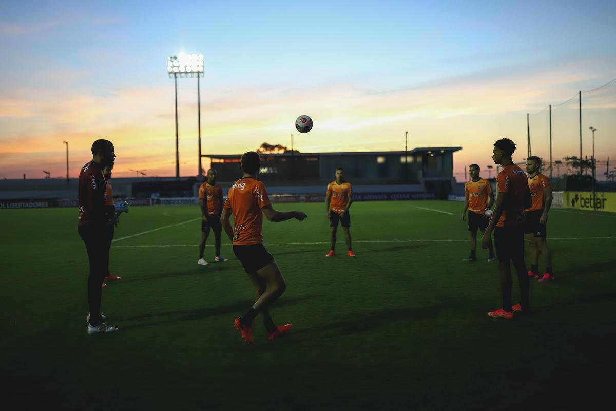 Tcnico Cuca comandou atividade do Atltico no CT da Conmebol no Paraguai 