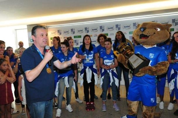 Chegada das campeãs da Superliga Feminina à sede do Minas, em Belo Horizonte. Em seguida, eles foram recepcionadas pelo presidente, por diretores e patrocinadores. Houve até brinde com champanhe
