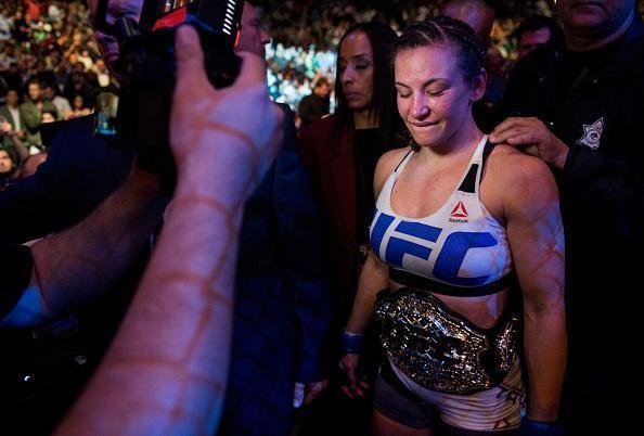 Miesha Tate finaliza Holly Holm com mata-leão, no quinto round, e conquista cinturão peso galo