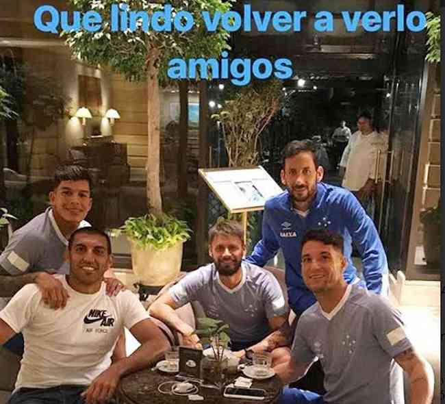 Ramn bila postou nas redes sociais fotos com os jogadores do Cruzeiro em hotel da ARG